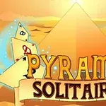 Pyramider och spelkort i en ökenmiljö med texten PYRAMID SOLITAIRE