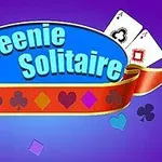 Blå och röd grafik med texten Queenie Solitaire omgiven av spelkortssymboler på en lila bakgrund