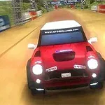 Röd rallybil med klistermärken kör snabbt på en grusväg i ett race med reklam i bakgrunden