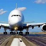 Ett stort passagerarflygplan sett framifrån på en landningsbana under en klarblå himmel