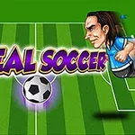 Två tecknade fotbollsspelare i rött och blått ställ med texten REAL SOCCER över en fotbollsplan