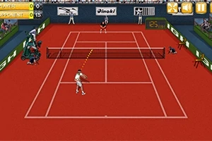 Tennismatch på en röd grusbana med två spelare och publik samt domare i bakgrunden