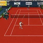 Tennismatch på en röd grusbana med två spelare och publik samt domare i bakgrunden