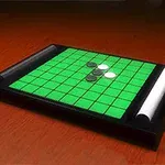 Ett spelbräde med gröna och svarta rutor samt några svarta och vita brickor