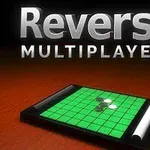Texten Reversi Multiplayer visas ovanför ett grönt spelbräde med svarta och vita brickor