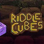 Lila kuber i ett geometriskt mönster bredvid texten Riddle Cubes i ett grönt och brunt teckensnitt