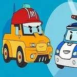 Två tecknade bilar, en gul med en röd hjälm och arga ögon, och en blå polisbil med nöjda ögon, mot en blå bakgrund