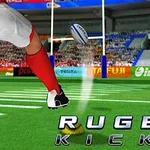 En spelare i röd uniform sparkar en rugbyboll på en grön plan med en stadion i bakgrunden
