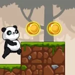 En panda som hoppar på en plattform med två guldfärgade mynt i en skogsmiljö