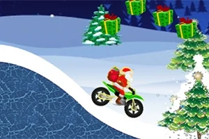 Tomte som kör en motorcykel över en snötäckt kulle med julklappar och dekorerade granar i bakgrunden