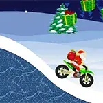 Tomte som kör en motorcykel över en snötäckt kulle med julklappar och dekorerade granar i bakgrunden