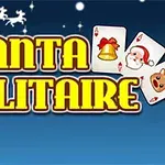 Texten Santa Solitaire i gula bokstäver mot en blå bakgrund med bilder av tre spelkort prydda med julsymboler och silhuetter av tomtens släde och renar ovanför