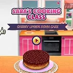En tecknad figur står bredvid en köksbänk med en körsbärskaka och en skylt med texten Saras Cooking Class