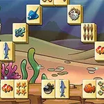 Undervattensscen med färgglada mahjongbrickor dekorerade med fiskar och koraller