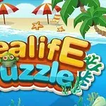 Tecknad strandscen med parasoller, palmer och dekorerad text med orden Sealife Puzzle
