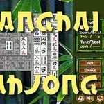 Mahjong-bräda med kinesiska tecken omgiven av stora guldfärgade bokstäver och en grön bambubakgrund