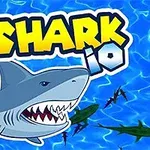 En tecknad haj med öppen mun mot en blå bakgrund och texten SHARK io i bakgrunden