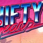 Texten Shifty Gears i retrostil med en solnedgång och palmer i bakgrunden