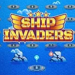 Färgglada texten Ship Invaders med vingliknande dekorationer och stjärnor, omgivet av flytande skepp över ett blått hav med några moln och klippor