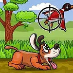 En tecknad hund med stora ögon ligger glatt på marken medan två ankor flyger ovanför i en grön skogsmiljö, med ett kikarsikte riktat mot en av ankorna