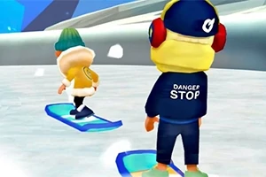Två tecknade figurer åker snowboard på en snötäckt bana, där den ena har en gul ryggsäck och den andra har hörselskydd med texten Danger Stop på jackan