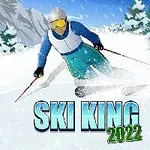 En skidåkare med gul hjälm och blå kläder åker snabbt nedför en snötäckt backe med texten Ski King 2022 i förgrunden
