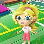 En tecknad flicka med blont hår hoppar hopprep på en färgglad gympasalsgolv