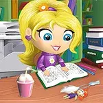 Tecknad flicka med blont hår läser i en bok vid ett skrivbord med en hög böcker, en milkshake och en docka, omgiven av en hylla fylld med böcker i en biblioteksmiljö