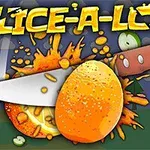 En kniv skär genom en apelsin som sprutar juice, med gröna bakgrundselement och texten SLICE-A-LOT överst
