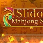 Texten Slidon Mahjong Slide mot en bakgrund med egyptiska hieroglyfer och brinnande lågor