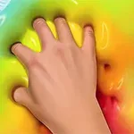 En hand trycker ner slime i regnbågens färger