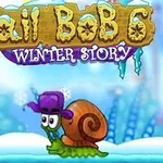 En tecknad snigel med en lila hatt står på snö framför en snögubbe med en svart hög hatt