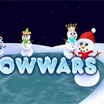 Flera snögubbar med olika hattar och tillbehör står runt en isrink under natthimlen, med texten SNOWWARS i mitten