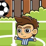 En tecknad figur med brunt hår och en blå-vit randig tröja står på en grön plan och nickar en fotboll, med en trästaket i bakgrunden