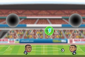 Två animerade fotbollsspelare med stora huvuden spelar på en plan med åskådare i bakgrunden, tillsammans med en boll och en grön ikon med en blixtsymbol