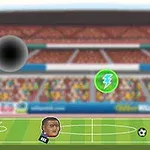Två animerade fotbollsspelare med stora huvuden spelar på en plan med åskådare i bakgrunden, tillsammans med en boll och en grön ikon med en blixtsymbol