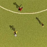 Soccer Simulator Vy ovanifrÄn av tre tecknade fotbollsspelare pÄ en grÀsplan, en med en boll vid fötterna