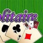 Texten Solitaire ovanför spelkort med grönt randigt bakgrundsmönster