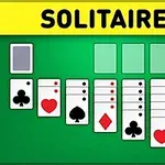 Kortlek uppställd på ett grönt bord med texten Solitaire ovanför