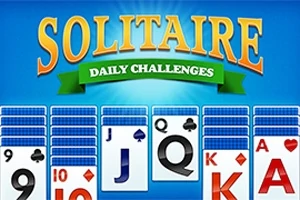 Kortspelsskärm med ordet Solitaire i stora bokstäver och spelkort i olika valörer