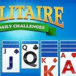 Kortspelsskärm med ordet Solitaire i stora bokstäver och spelkort i olika valörer
