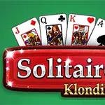 Fyra spelkort staplade över en röd rektangulär skylt med texten Solitaire Klondike på en grön bakgrund