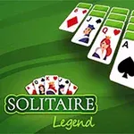 Spelkort med klädda kort och ess uppställda i gröna vågor, med texten Solitaire Legend bredvid