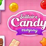 Bild med olika färgglada spelbrickor med godisteman och texten Solitaire Candy Mahjong på en rosa bakgrund