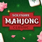 Texten Solitaire Mahjong Classic omgiven av mahjongbrickor och rosa lotusblommor på en grön bakgrund
