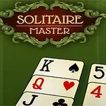 En grön bakgrund med dekorationer och texten Solitaire Master överst och spelkort med symboler och nummer längst ner