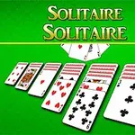 En skärmbild med spelkort i rader mot en grön bakgrund, med texten Solitaire högst upp