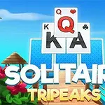 Kort symboler mot en tropisk strandbakgrund med blommor och palmblad, samt texten Solitaire TriPeaks