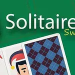 En grön bakgrund med spelkort, inklusive kort med ess och tvåa, samt texten Solitaire Swift