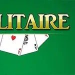 Texten Solitaire i gult med fyra spelkort i bakgrunden på en grön bakgrund